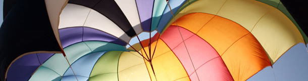 Partners sfeerbeeld: gekleurde parachute
